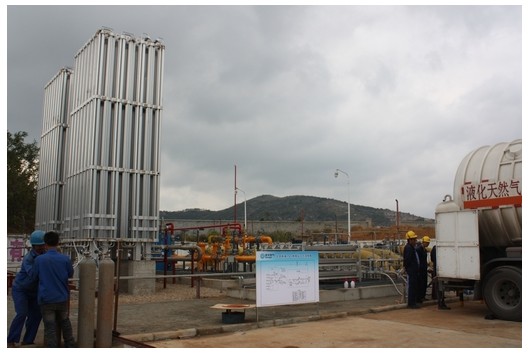 我市首座LNG釋放站建成，燃?xì)獗９┠芰⒂兴嵘?>                            <div   id="rhdjdh7trv9"   class="con">
                                <span id="rhdjdh7trv9"    class="title">我市首座LNG釋放站建成，燃?xì)獗９┠芰⒂兴嵘?/span>
                                <p class="des">
	10月30日，我市首座液化天然氣（LNG）釋放站在北部新城高中壓站內(nèi)建成并投入運(yùn)行，現(xiàn)每天的正常補(bǔ)充量達(dá)到3萬(wàn)方。該站設(shè)計(jì)氣化能力3000方/小時(shí)，如連續(xù)氣化可以增加供應(yīng)量8萬(wàn)方/日，將提升我市燃?xì)獗９┠芰Α?


	&nbsp;


	我市由于處于川氣東送供氣范圍，受上游供氣不足等因素影響，氣源一直較為緊張。隨著天然氣市場(chǎng)的快速發(fā)展，客戶量不斷增加，特別是工業(yè)客戶的增加和增產(chǎn)，用...</p>
                            </div>
                            <div   id="rhdjdh7trv9"   class="time">
                                <span id="rhdjdh7trv9"    class="day">27</span>
                                <span id="rhdjdh7trv9"    class="year-month">2013-11</span>
                            </div>
                        </a>
                    </li>
                                        <li>
                        <a href="show.php?Id=105" target="_blank">
                            <img src=