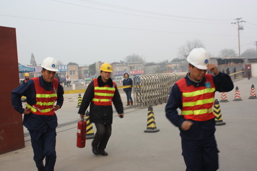 安慶港華燃?xì)饽MCNG加氣站燃?xì)庑孤?，開展應(yīng)急演練