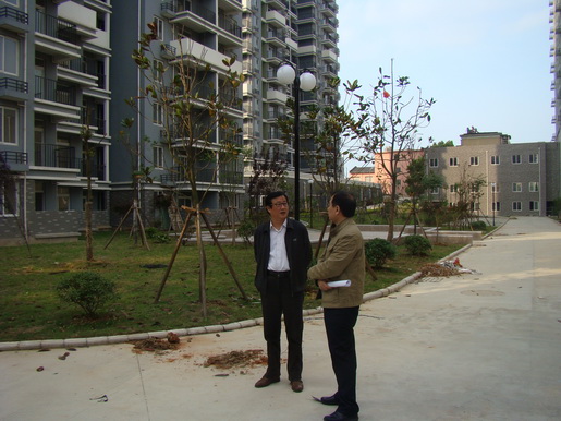 董事長調(diào)研城區(qū)老舊小區(qū)管道燃?xì)馀涮坠ぷ?>                            <div   id="rhdjdh7trv9"   class="con">
                                <span id="rhdjdh7trv9"    class="title">董事長調(diào)研城區(qū)老舊小區(qū)管道燃?xì)馀涮坠ぷ?/span>
                                <p class="des">&nbsp;

	近日，公司黨委書記、董事長潘炳應(yīng)先后深入渡江路沿街樓棟、百圣花苑、同慶北苑、錦都商城、古樹新村、馬山公寓等26處前期開發(fā)未“三同時”配套管道燃?xì)獾某菂^(qū)老舊小區(qū)（樓棟），實(shí)地考察、調(diào)研公司老舊小區(qū)氣化工作推進(jìn)情況。


	每到一處，潘炳應(yīng)都細(xì)致查看小區(qū)周邊管網(wǎng)配套條件，詳細(xì)了解氣化工作實(shí)際困難，并認(rèn)真傾聽小區(qū)居民對公司配套管道燃?xì)獾囊庖姾徒ㄗh。對于老舊小區(qū)氣化工作，潘炳應(yīng)...</p>
                            </div>
                            <div   id="rhdjdh7trv9"   class="time">
                                <span id="rhdjdh7trv9"    class="day">05</span>
                                <span id="rhdjdh7trv9"    class="year-month">2014-05</span>
                            </div>
                        </a>
                    </li>
                                        <li>
                        <a href="show.php?Id=218" target="_blank">
                            <img src=