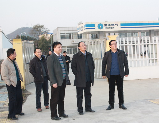 市城鄉(xiāng)建委黨委書(shū)記、主任鄭家齊一行至安慶港華調(diào)研我市燃?xì)夤ぷ?>                            <div   id="rhdjdh7trv9"   class="con">
                                <span id="rhdjdh7trv9"    class="title">市城鄉(xiāng)建委黨委書(shū)記、主任鄭家齊一行至安慶港華調(diào)研我市燃?xì)夤ぷ?/span>
                                <p class="des">&nbsp;

	12月12日下午，市城鄉(xiāng)建委黨委書(shū)記、主任鄭家齊，副主任張北安率委相關(guān)部門(mén)來(lái)到安慶市煤氣公司和安慶港華燃?xì)夤菊{(diào)研。安慶市煤氣公司經(jīng)理、安慶港華董事長(zhǎng)潘炳應(yīng)，安慶港華總經(jīng)理王政文陪同調(diào)研，公司全體班子成員參加調(diào)研會(huì)。 &nbsp;&nbsp;&nbsp;&nbsp;&nbsp;&nbsp;&nbsp;


	鄭家齊主任一行先后來(lái)到我市天然氣月山門(mén)站、北部新城高中壓站及L...</p>
                            </div>
                            <div   id="rhdjdh7trv9"   class="time">
                                <span id="rhdjdh7trv9"    class="day">15</span>
                                <span id="rhdjdh7trv9"    class="year-month">2014-12</span>
                            </div>
                        </a>
                    </li>
                                        <li>
                        <a href="show.php?Id=292" target="_blank">
                            <img src=