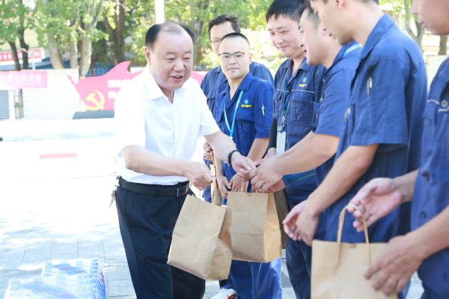 安慶市總工會(huì)至安慶港華開展“送清涼”慰問(wèn)活動(dòng)